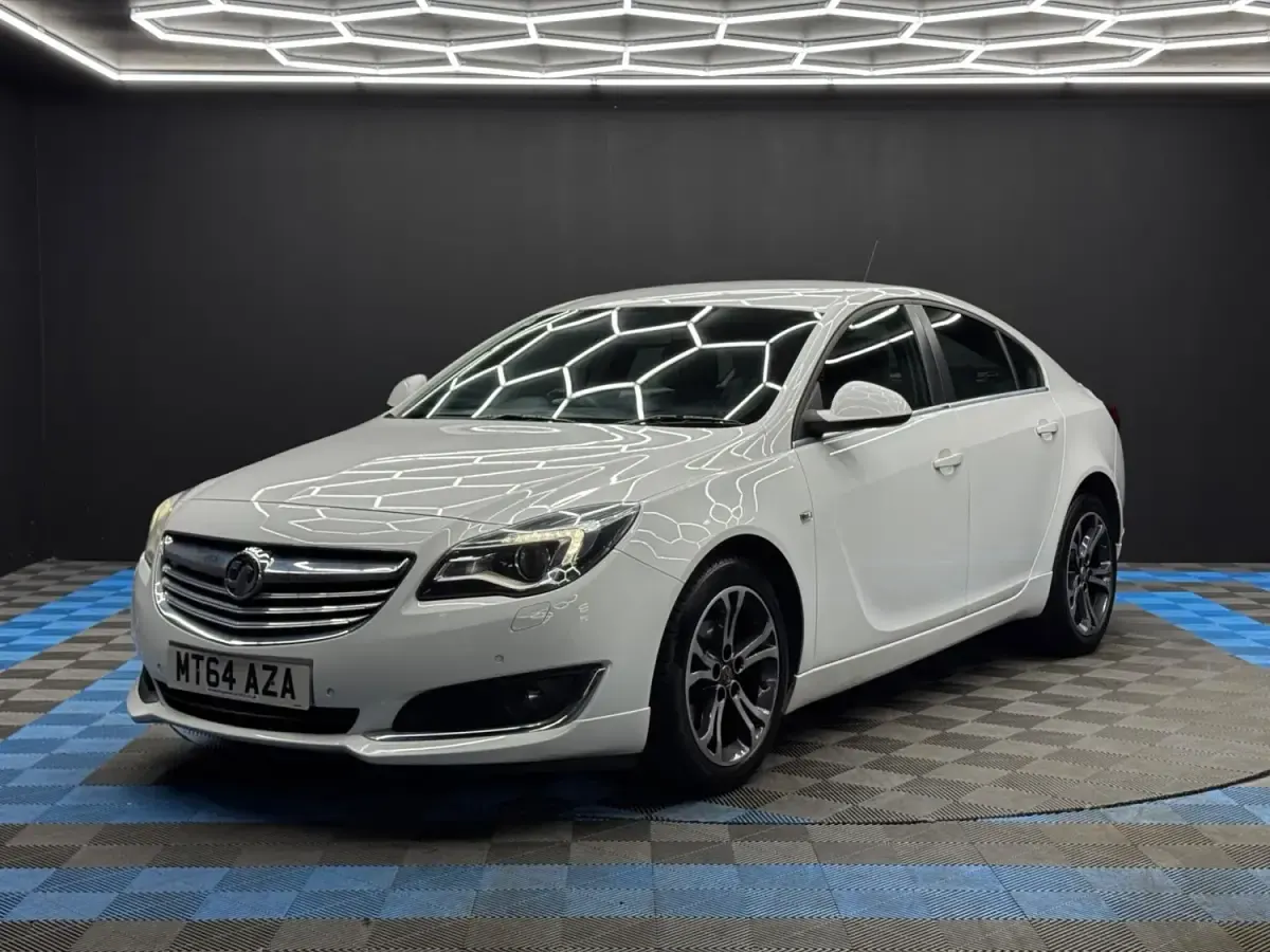 Second-hand Vauxhall Insignia Edition 140 CP (102 kW) 2014 Alb Hatchback