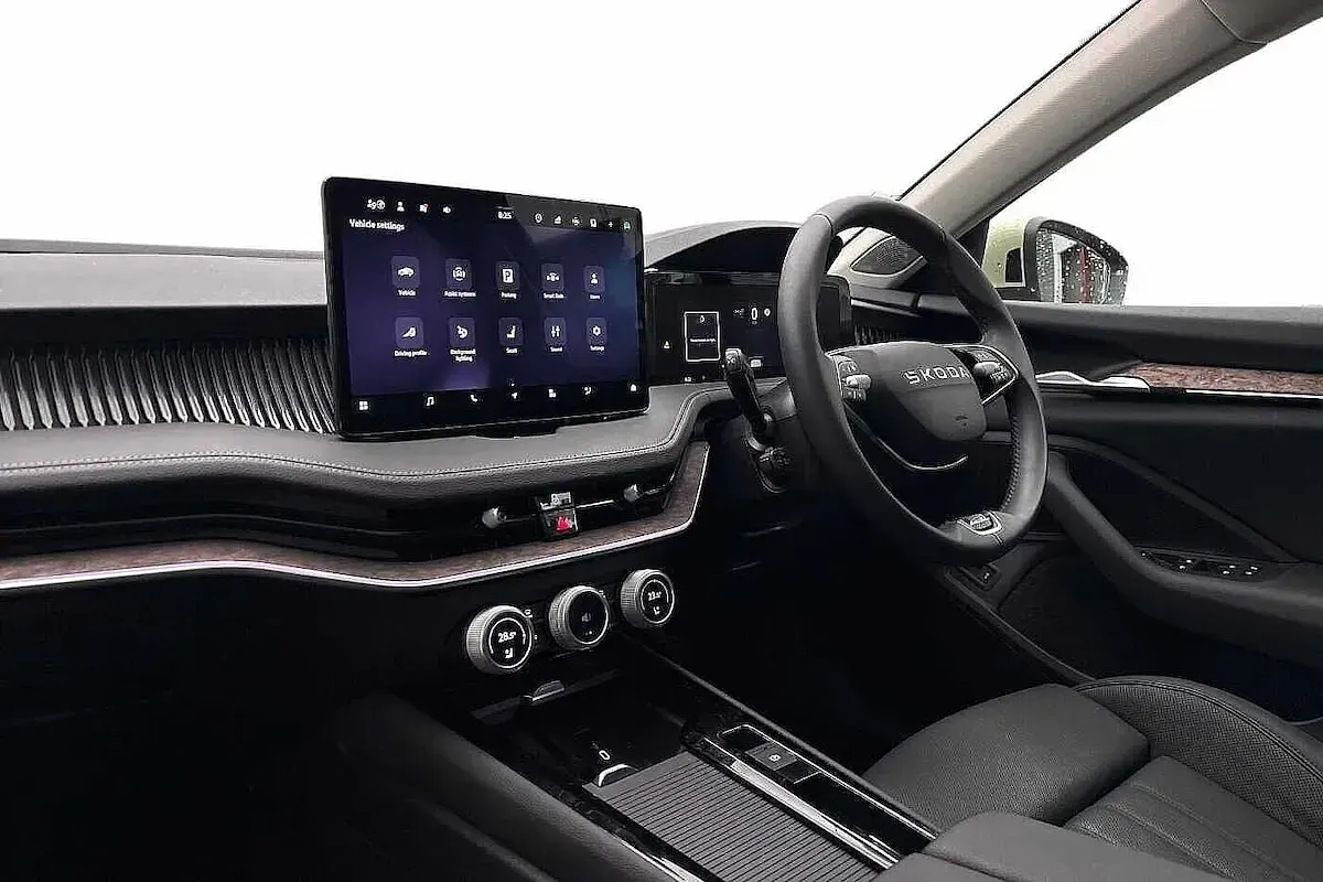 Usado Skoda Superb LAURIN & KLEMENT 190 HP (139 kW) 2025 Amarelo Carrinha