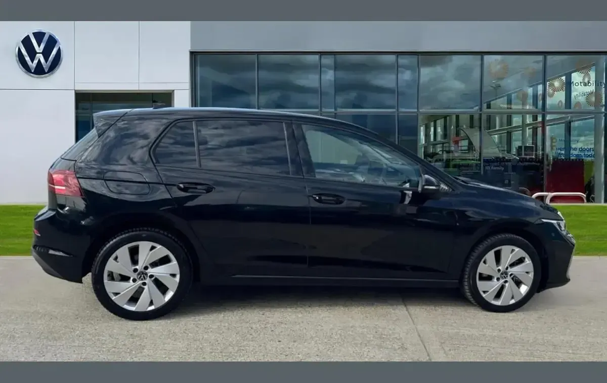 Second-hand VW Golf VIII Match 200 CP (147 kW) 2025 Negru Hatchback