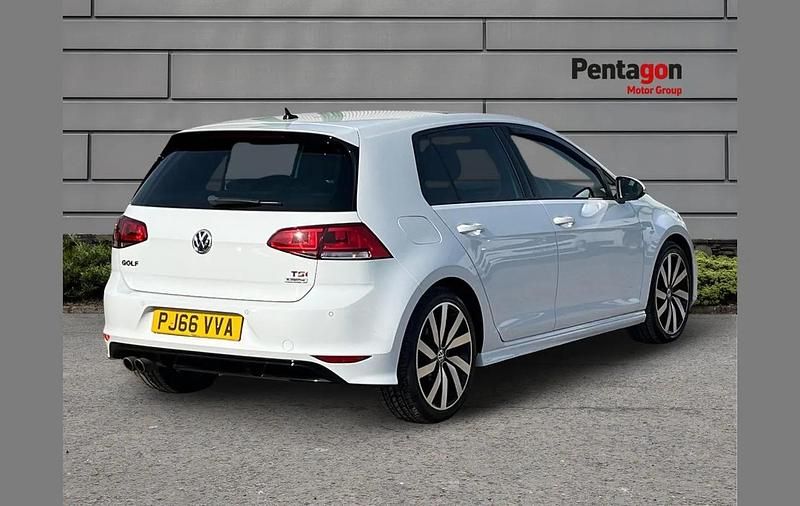 Used VW Golf VII R-line Edition 147 HP (108 kW) 2016 White Hatchback