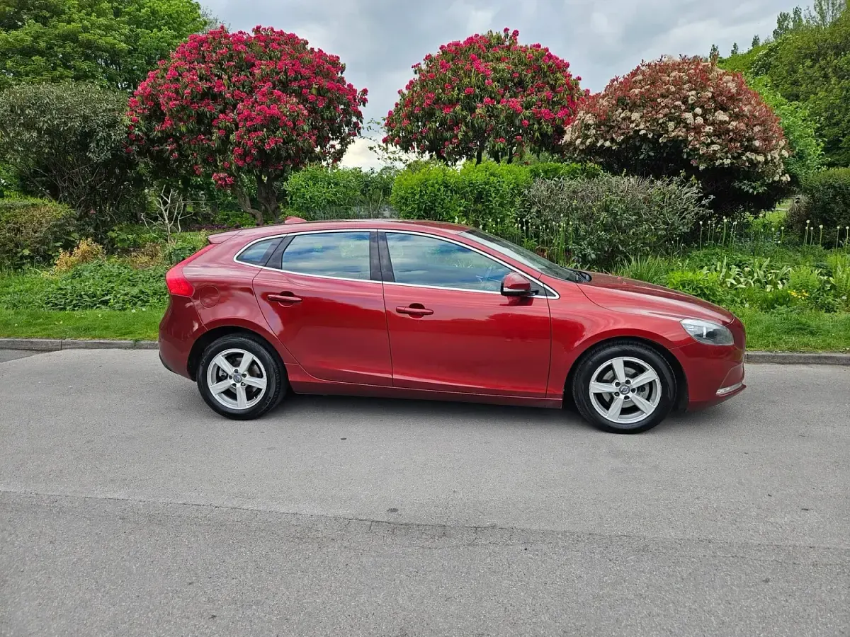 Used Volvo V40 SE 115 HP (84 kW) 2015 Red Hatchback