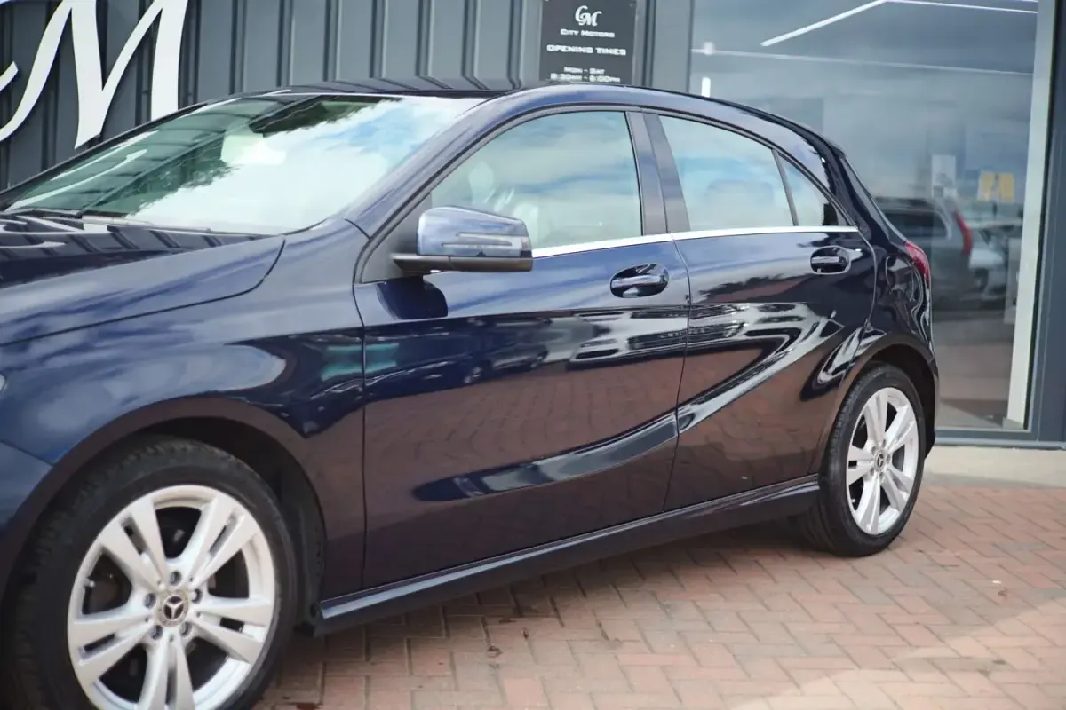 Begagnad Mercedes A200 2017 Blå Halvkombi