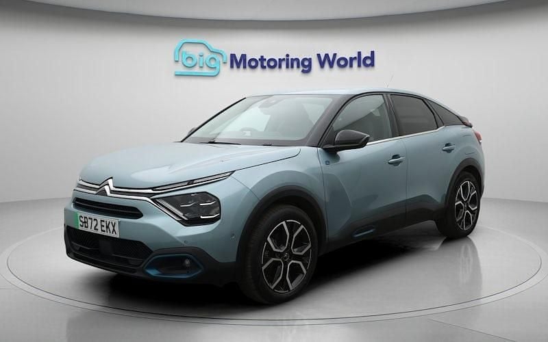 Begagnad Citroën e-C4 Shine 100 kW (136 HK) 2023 Blå Halvkombi