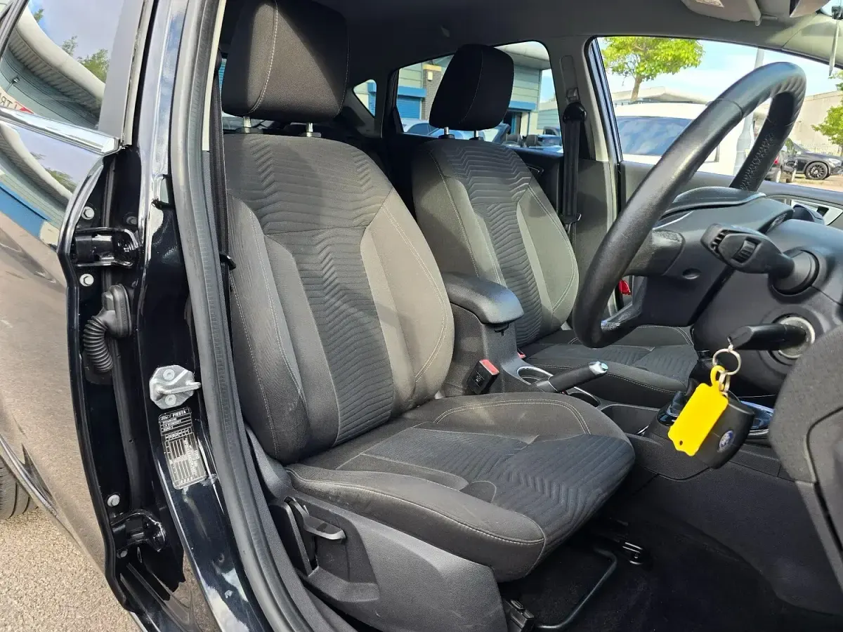 Used Ford Fiesta Titanium 125 HP (91 kW) 2013 Black Hatchback
