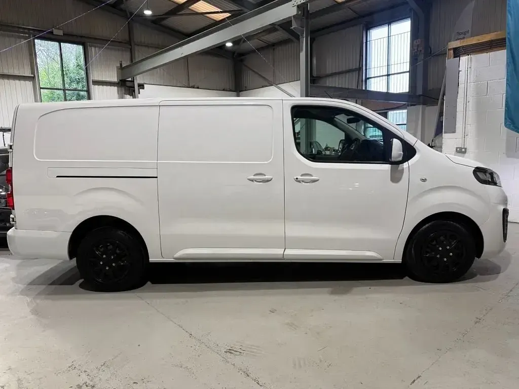 Second-hand Vauxhall Vivaro Sportive 100 CP (73 kW) 2020 Alb Monovolum