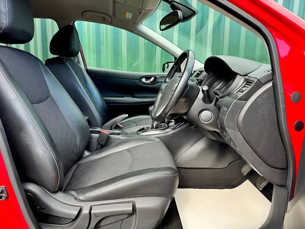 Used Nissan Pulsar N-Connecta 115 HP (84 kW) 2017 Red Hatchback