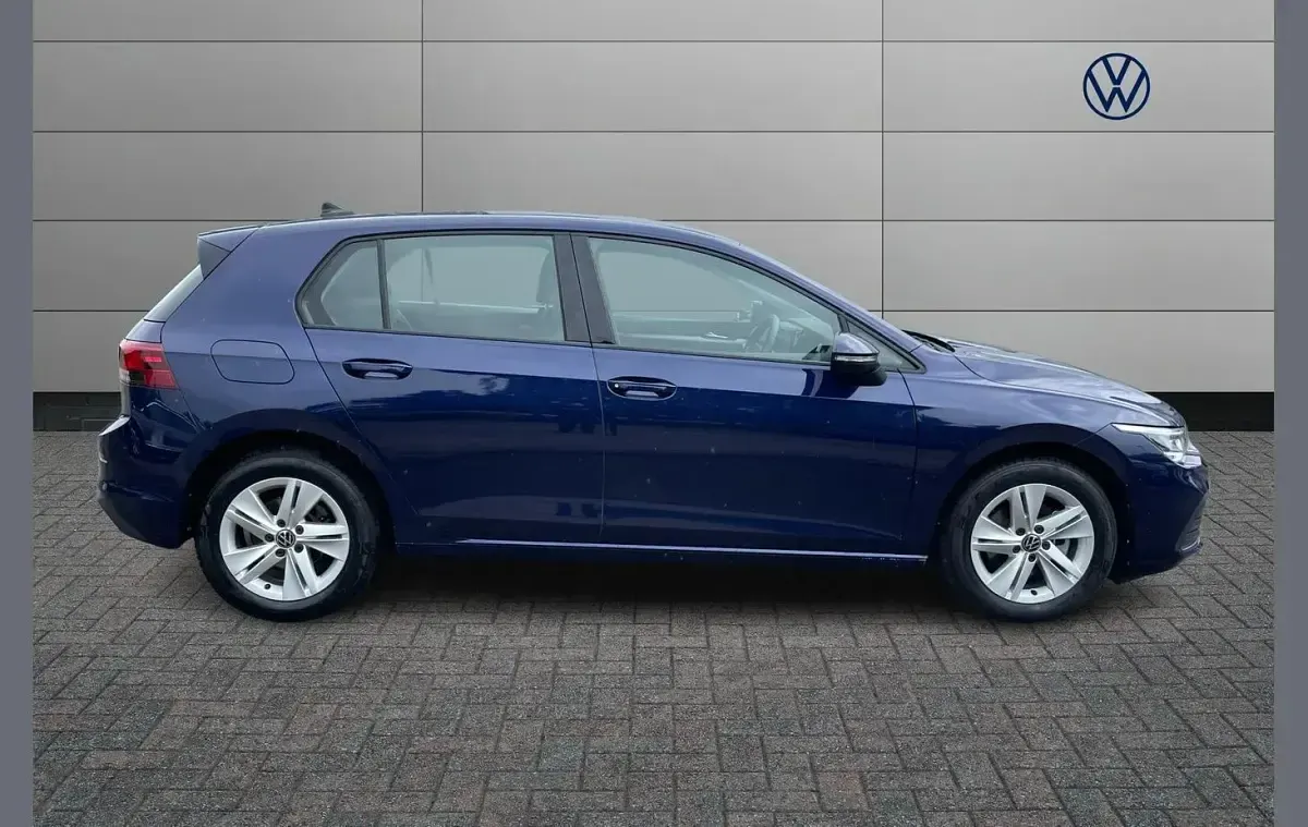 Used VW Golf VIII Life 130 HP (95 kW) 2024 Blue Hatchback