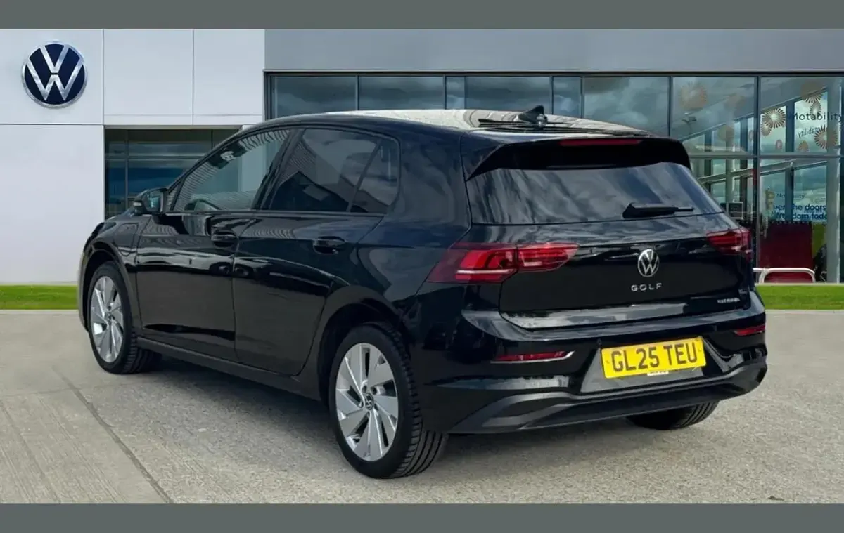 Second-hand VW Golf VIII Match 200 CP (147 kW) 2025 Negru Hatchback