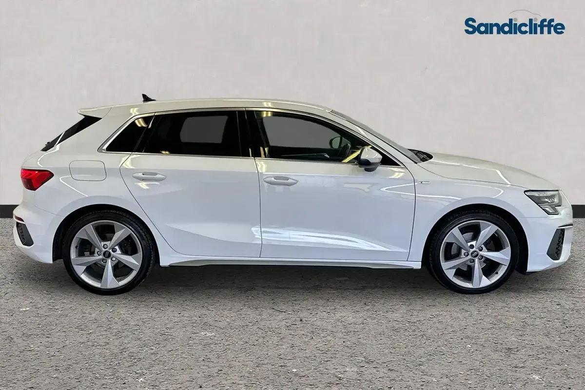 Używany Audi A3 S-Line 150 KM (110 kW) 2024 Biały Hatchback