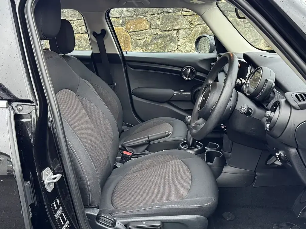 Usado Mini Cooper Hatch 136 CV (100 kW) 2018 Negro Utilitario
