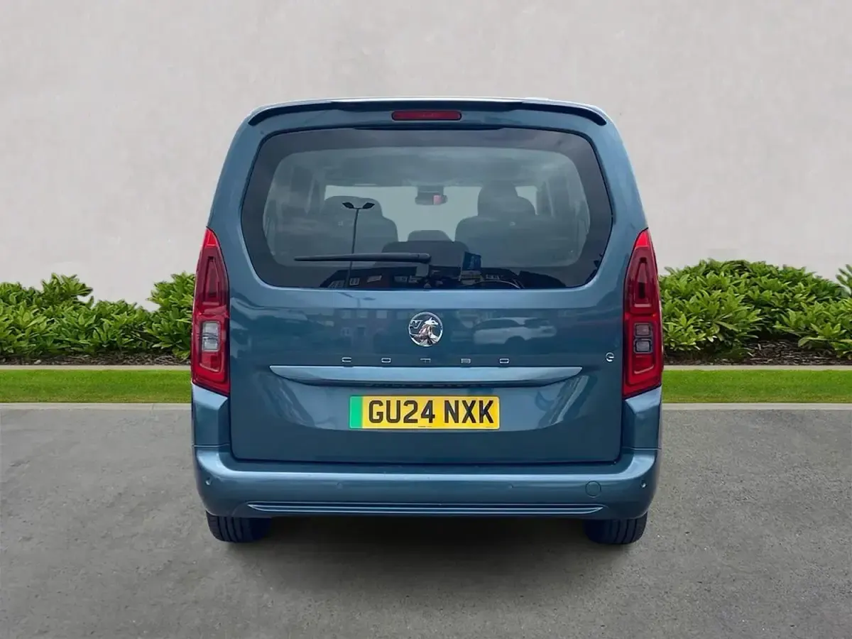 Second-hand Vauxhall Combo Design Edition 100 kW (136 CP) 2024 Albastru Monovolum