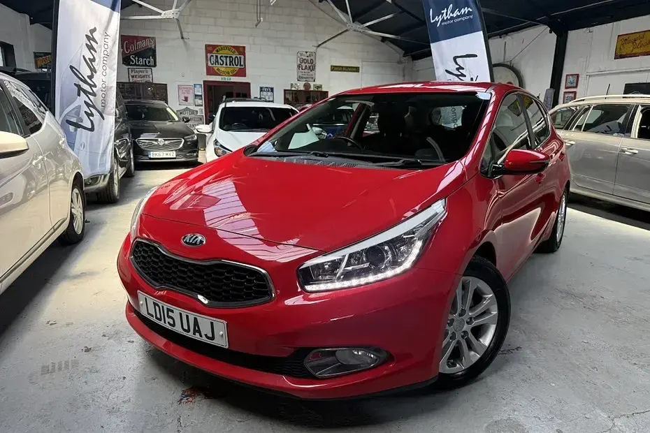 Used Kia Ceed 133 HP (97 kW) 2015 Red Hatchback