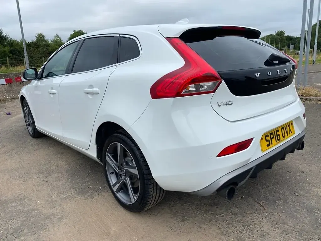 Used Volvo V40 R-Design 122 HP (89 kW) 2016 White Hatchback