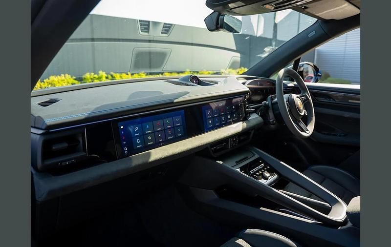 New Porsche Macan 419 kW (571 HP) 2026 Blue SUV