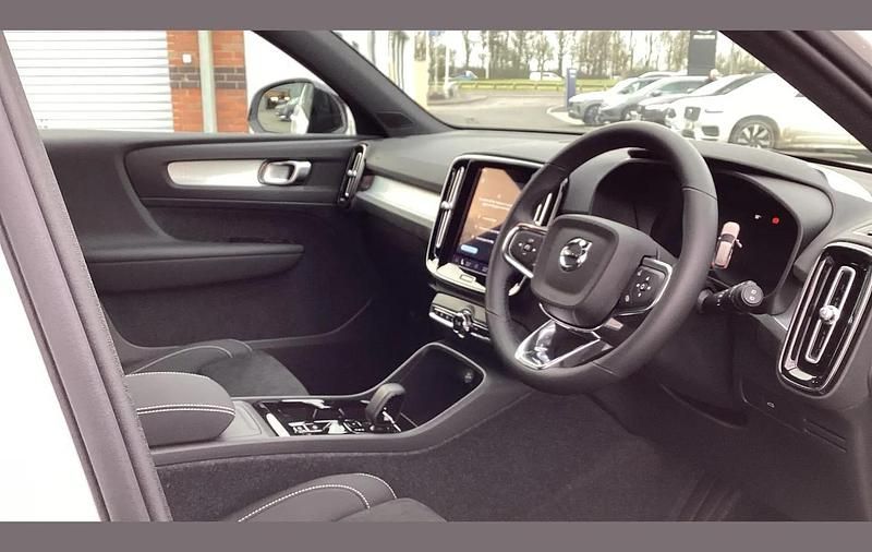 New Volvo XC40 Plus 161 HP (118 kW) 2026 White SUV