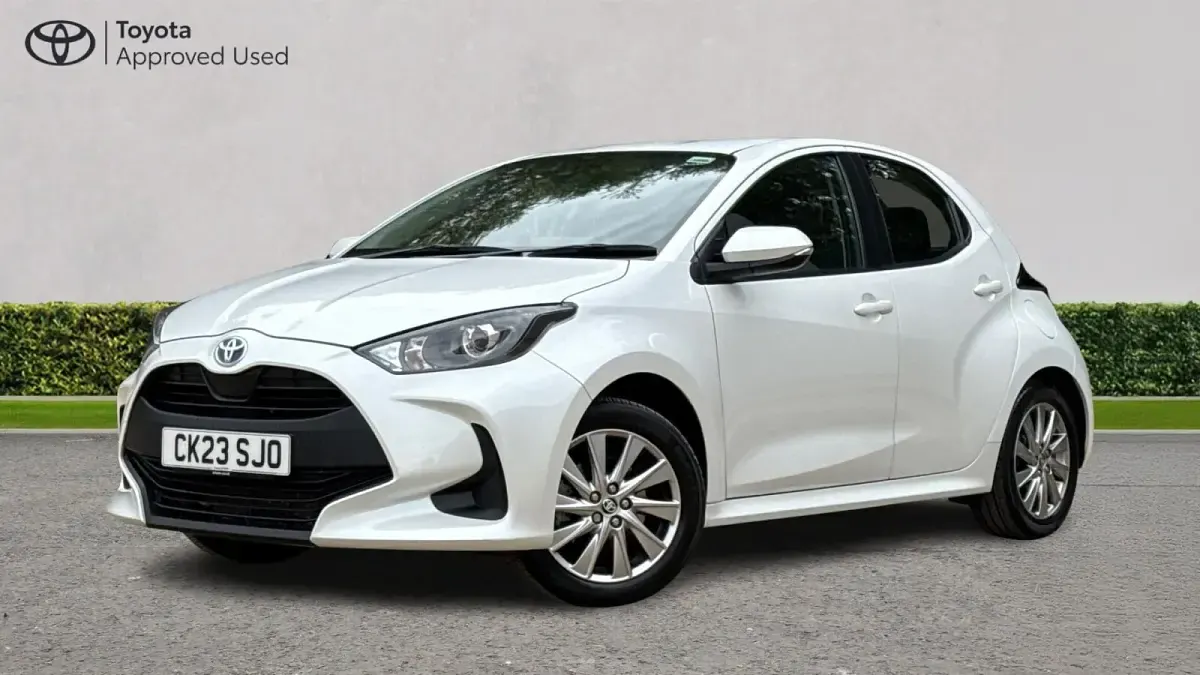 Used Toyota Yaris 116 HP (85 kW) 2023 Platinum white Hatchback