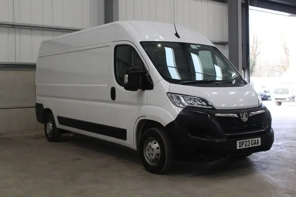 Usado Vauxhall Movano 140 HP (102 kW) 2023 Branco