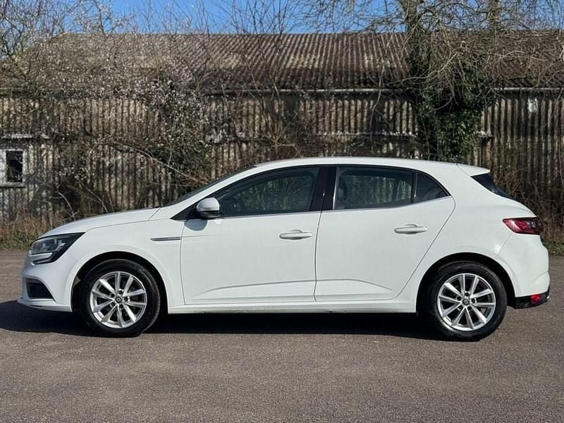 Used Renault Mégane IV Dynamique 130 HP (95 kW) 2016 White Hatchback