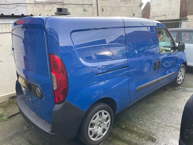Usado Fiat Doblò 90 HP (66 kW) 2016 Azul Monovolume