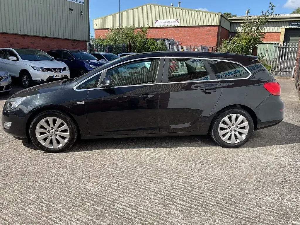 Used Vauxhall Astra S 130 HP (95 kW) 2012 Black Estate