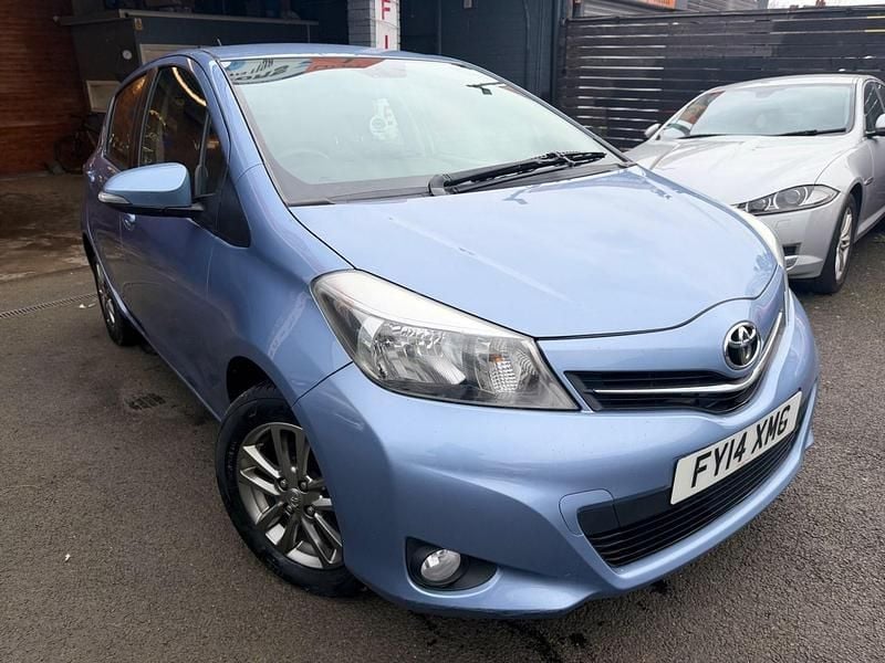 Used Toyota Yaris 99 HP (72 kW) 2014 Blue Hatchback
