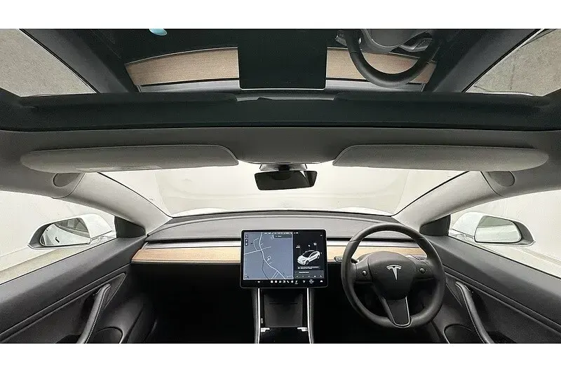 Used Tesla Model 3 Standard Range 239 kW (325 HP) 2019 White Sedan