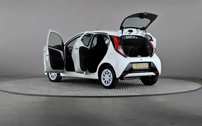 Used Toyota Aygo X-play 72 HP (52 kW) 2020 White Hatchback