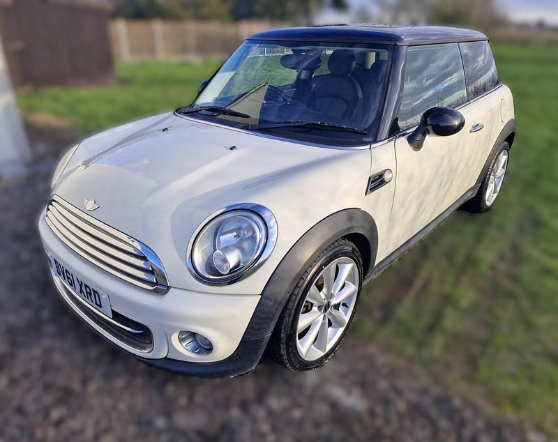 Used Mini Cooper Hatch 122 HP (89 kW) 2011 White Hatchback