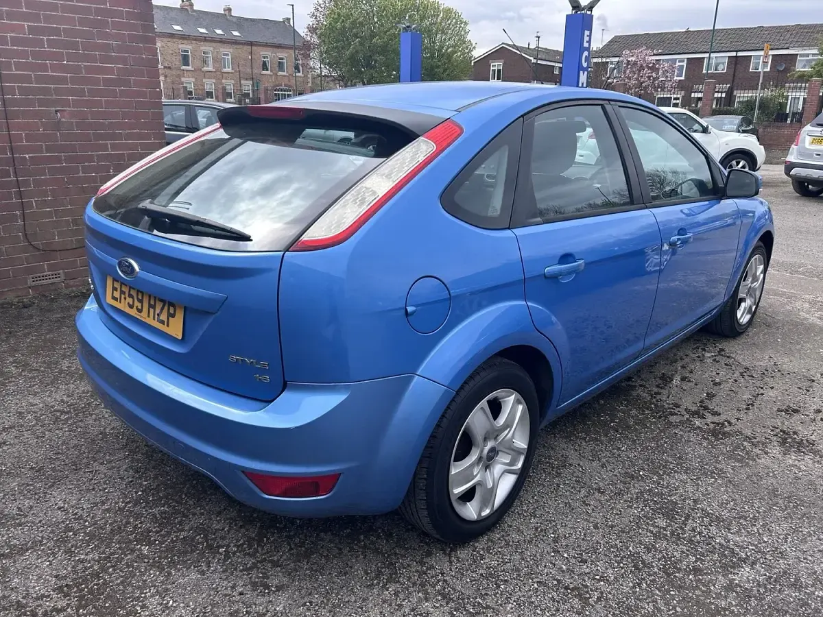 Used Ford Focus Style 125 HP (91 kW) 2010 Blue Hatchback