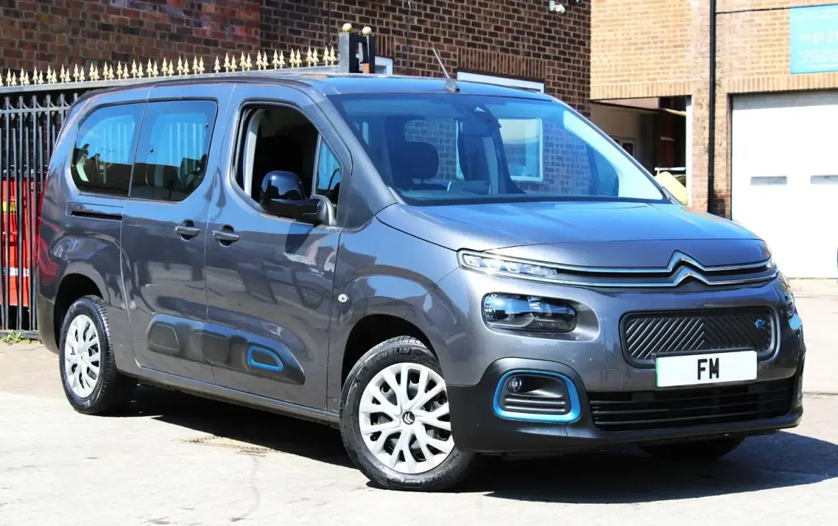 Usado Citroën e-Berlingo Feel 100 kW (136 HP) 2023 Cinzento Monovolume
