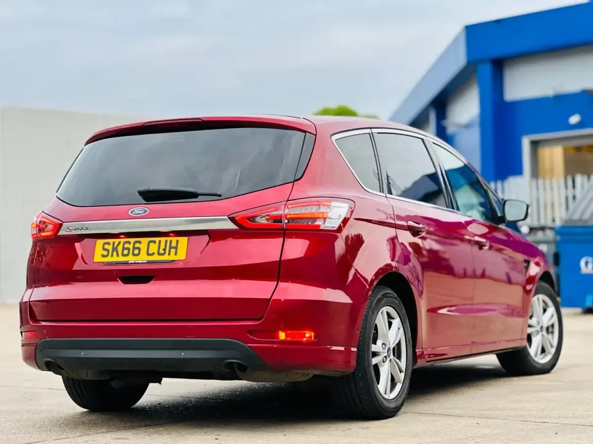 Begagnad Ford S-MAX Titanium 150 HK (110 kW) 2016 Röd Minibuss