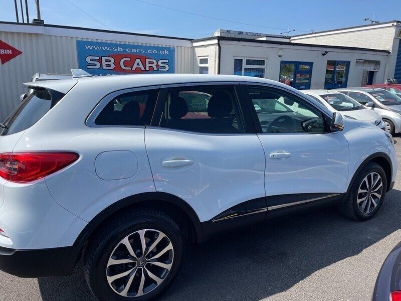 White Used 2021 Renault Kadjar Iconic SUV | £15,499 (A bit pricey) - Image 1/4
