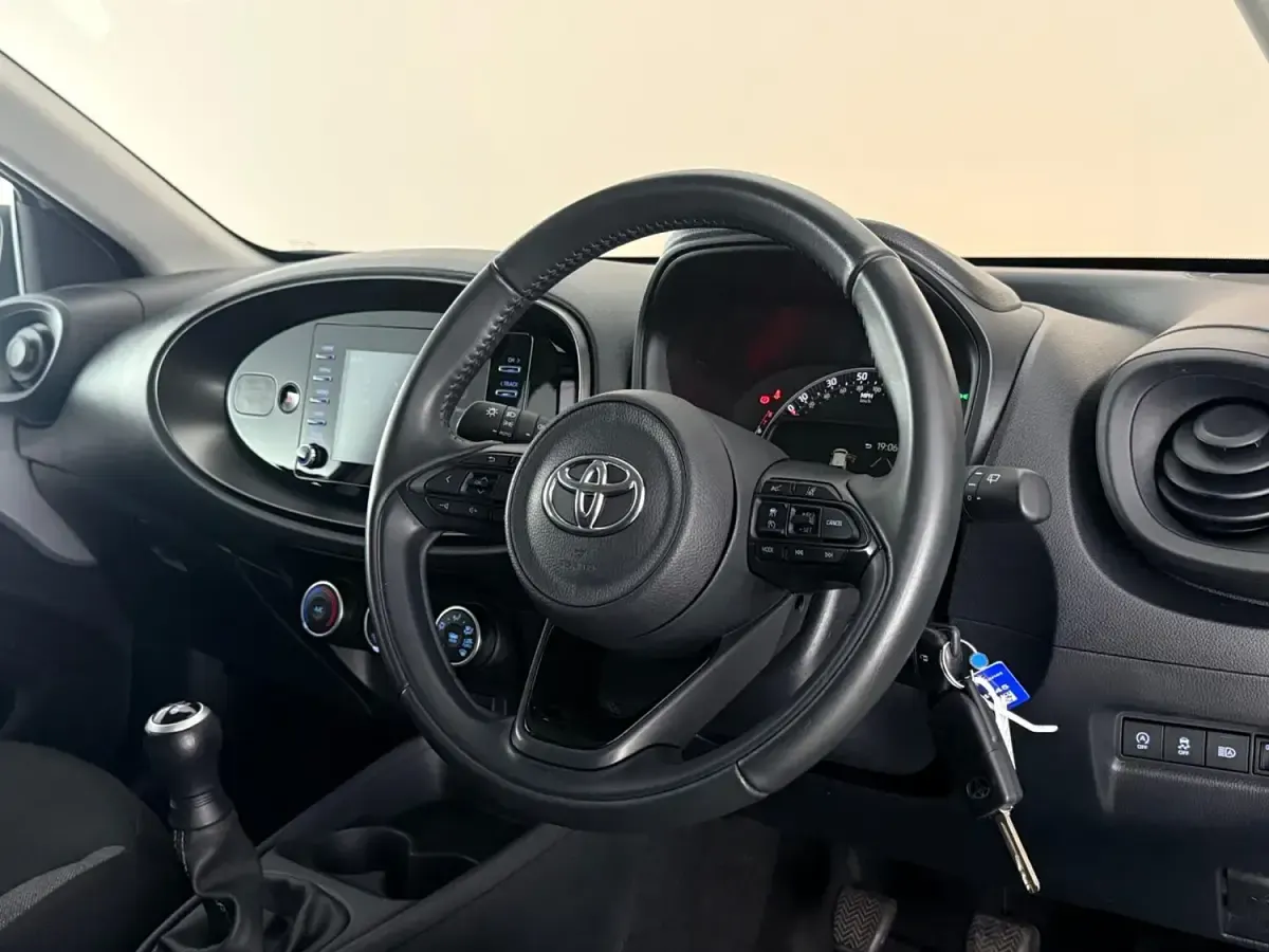 Used Toyota Aygo X PURE 72 HP (52 kW) 2023 Silver SUV