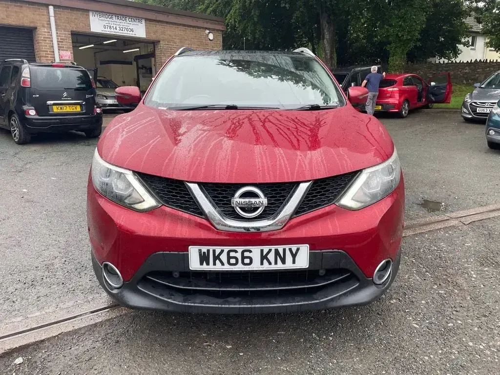 Used Nissan Qashqai S 110 HP (80 kW) 2016 Red SUV