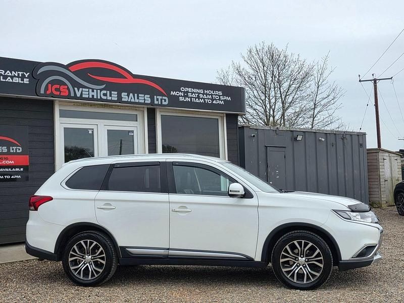 Used Mitsubishi Outlander 150 HP (110 kW) 2016 White SUV