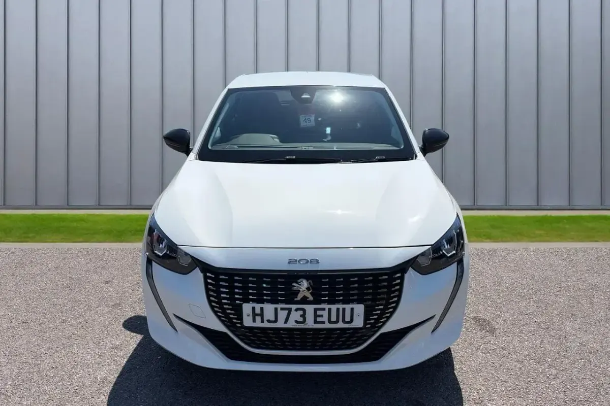 Used Peugeot 208 Allure+ 99 HP (72 kW) 2023 White Hatchback