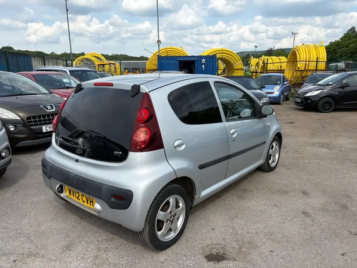 Gebraucht Peugeot 107 Allure 68 PS (50 kW) 2012 Silber Kleinwagen