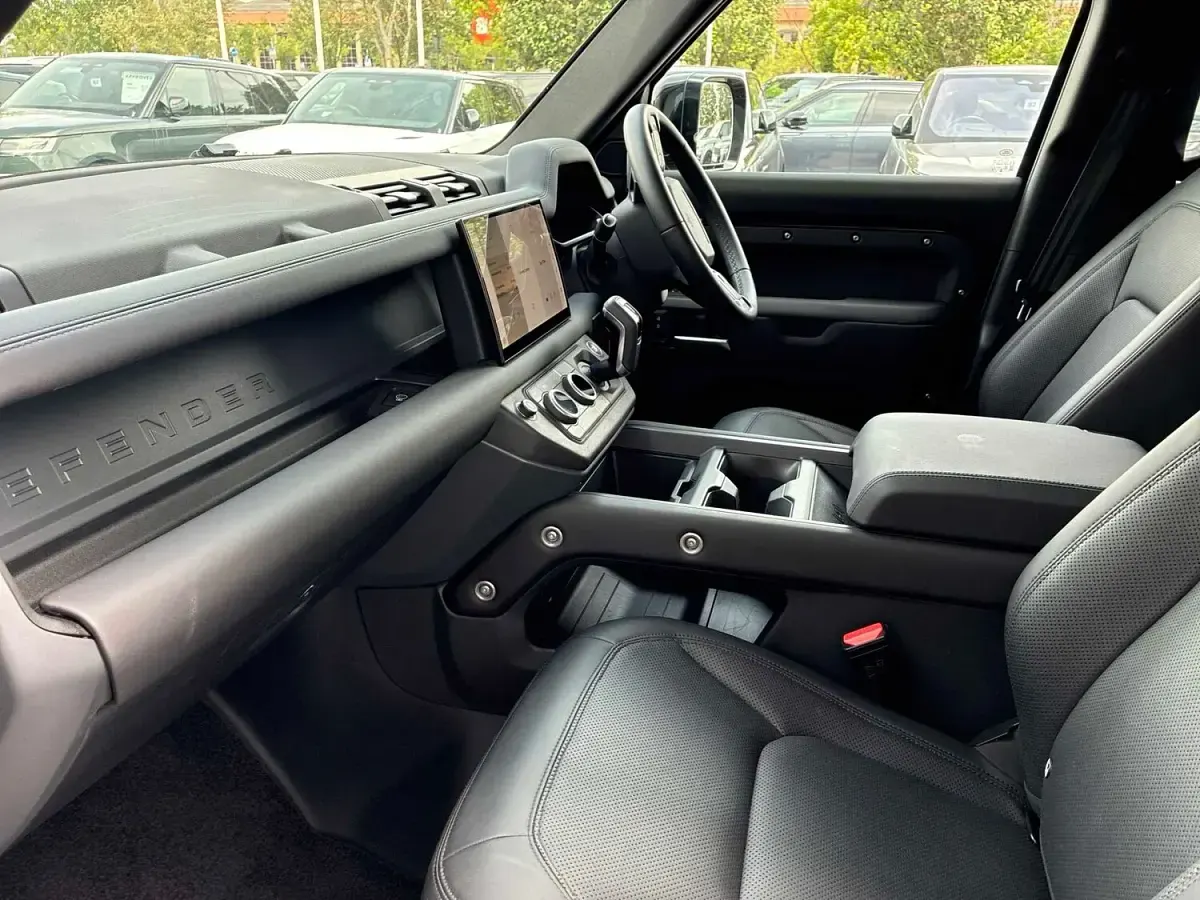 Used Land Rover Defender SE Dynamic 2024 Black SUV