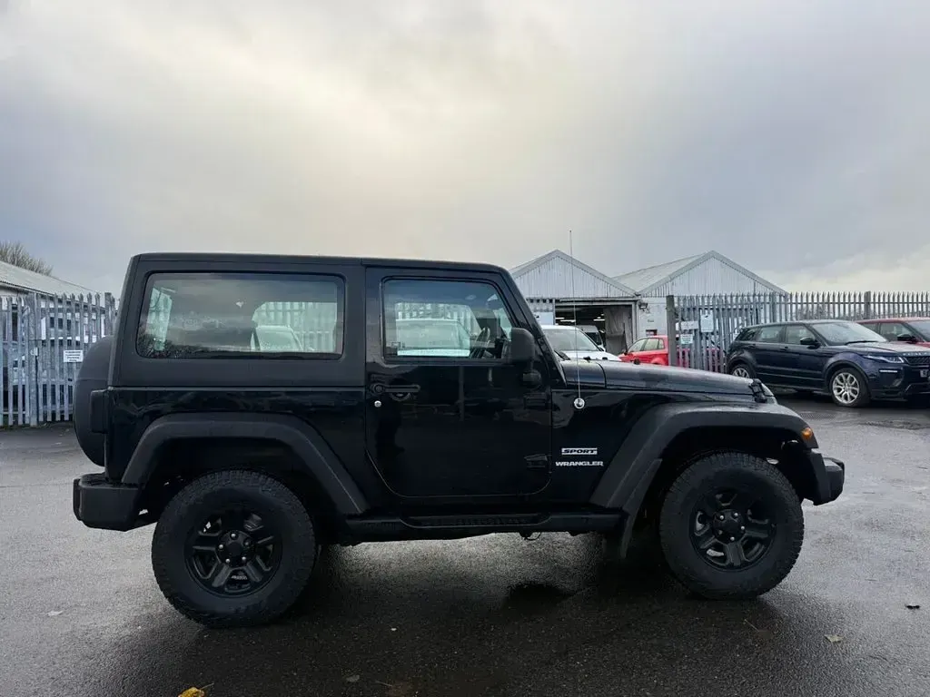 Begagnad Jeep Wrangler Sport 197 HK (144 kW) 2012 Svart SUV