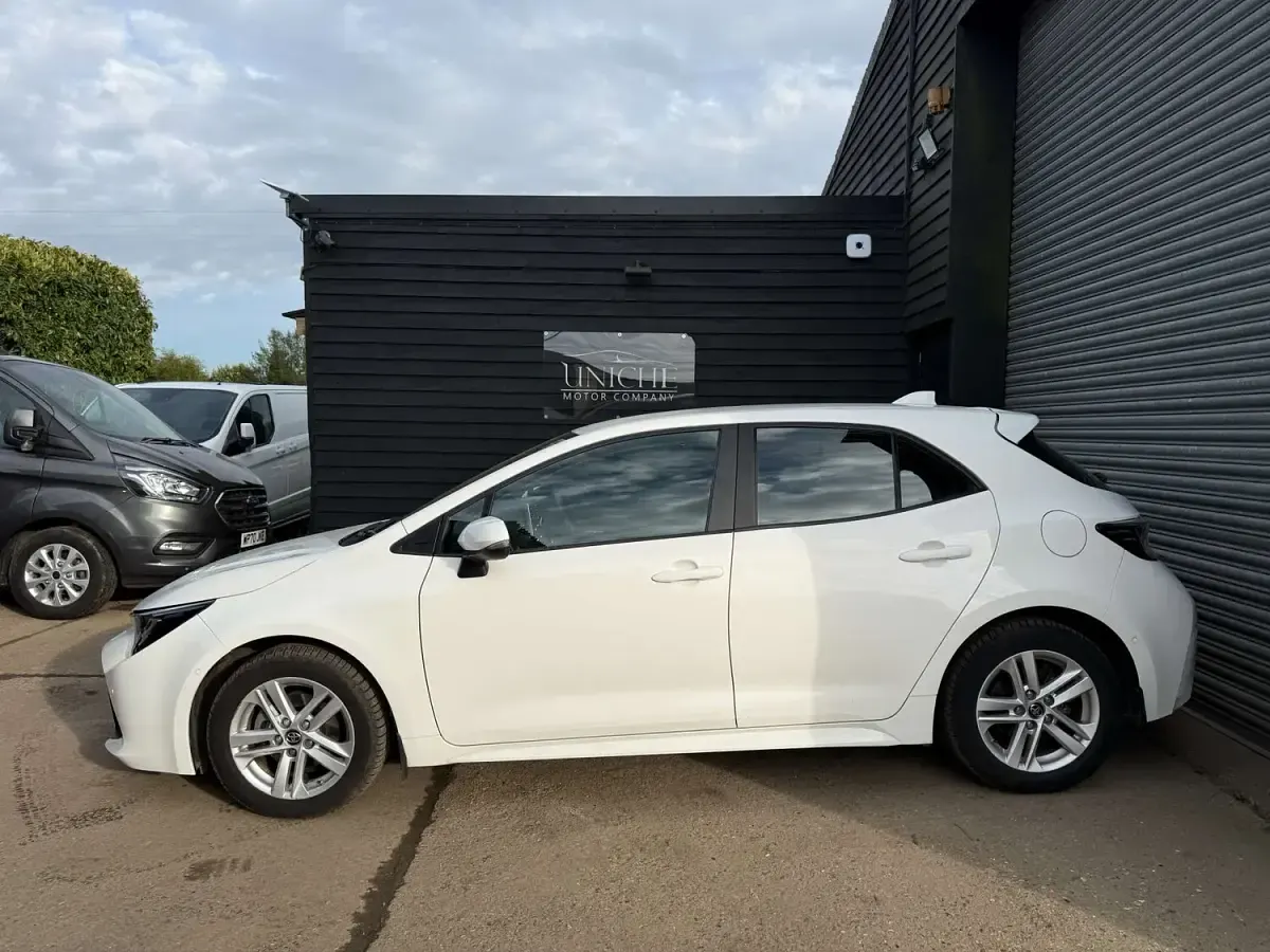 Used Toyota Corolla 116 HP (85 kW) 2019 White Hatchback