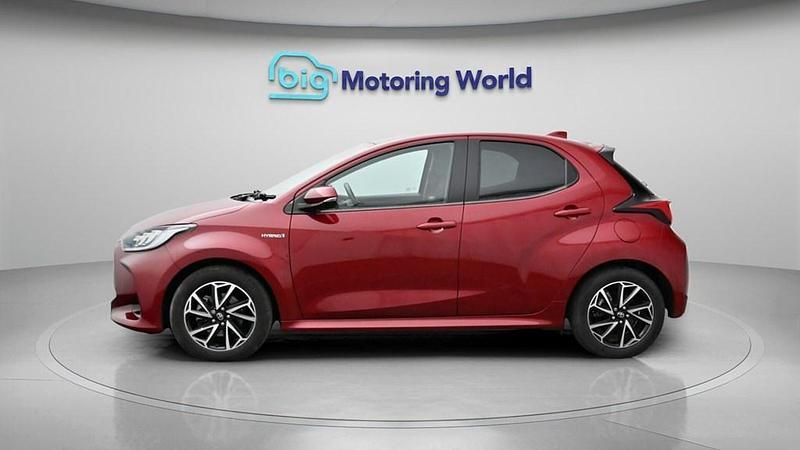 Used Toyota Yaris Hybrid Design 116 HP (85 kW) 2021 Red Hatchback