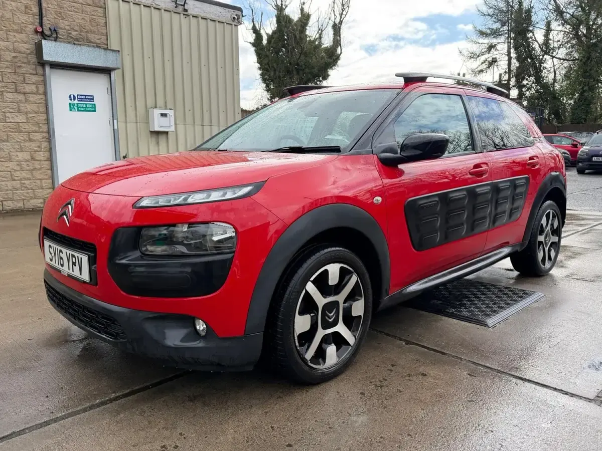 Used Citroën C4 Cactus Flair 100 HP (73 kW) 2016 Red Hatchback
