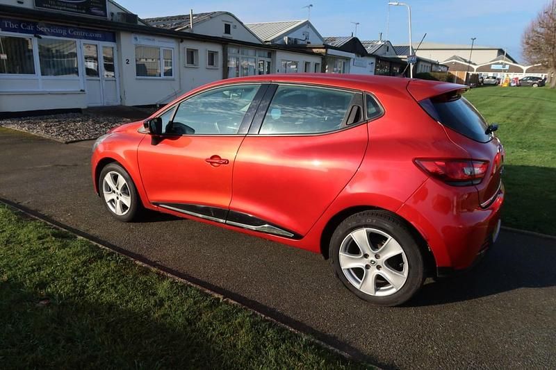 Used Renault Clio IV Dynamique 2015 Red Hatchback