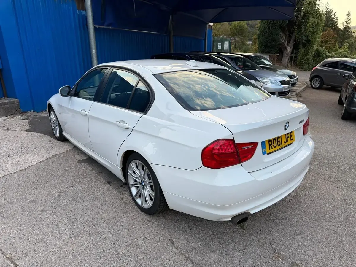 Used BMW 318 140 HP (102 kW) 2011 White Sedan