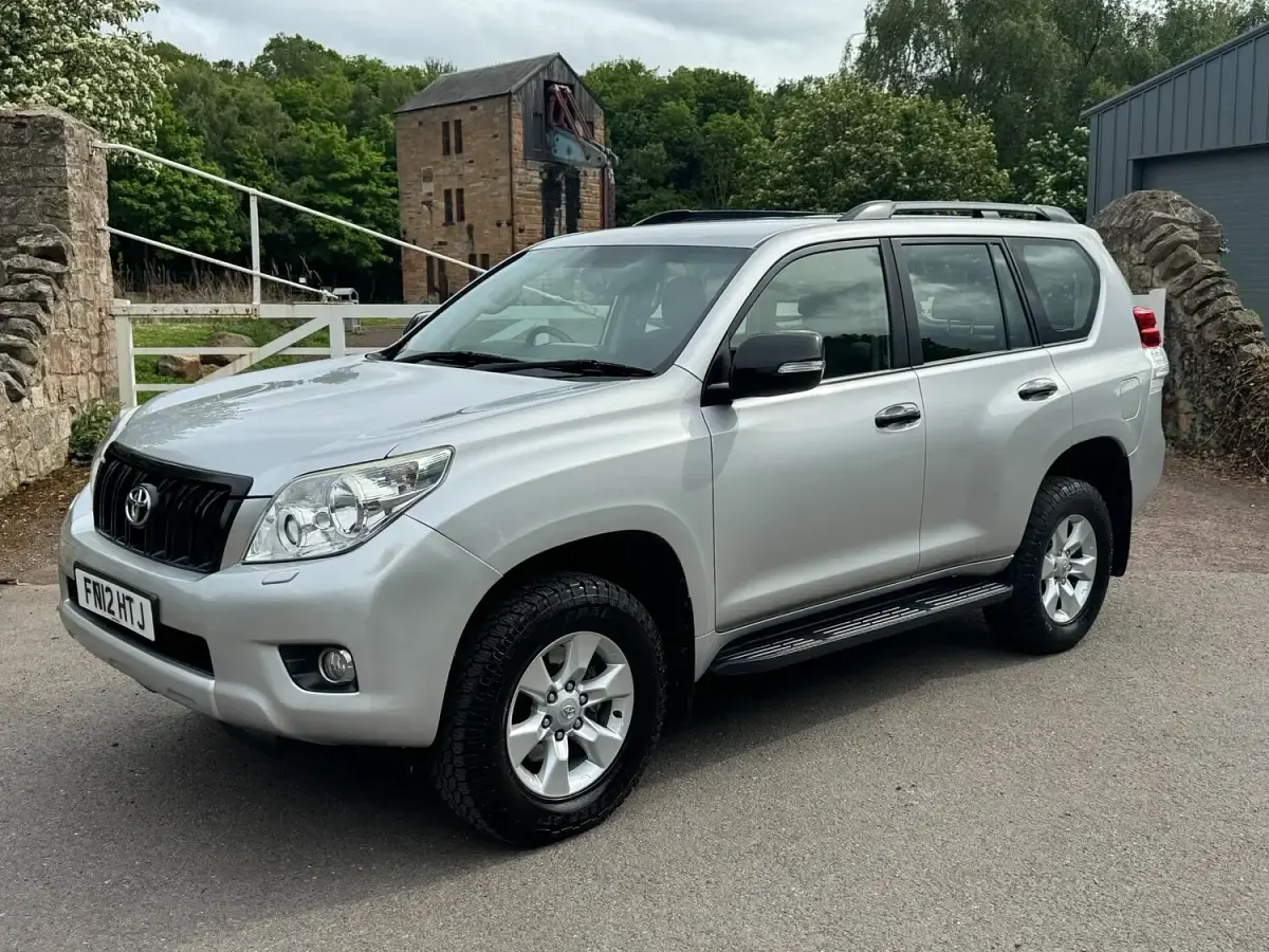 Used Toyota Land Cruiser 190 HP (139 kW) 2012 Silver Estate