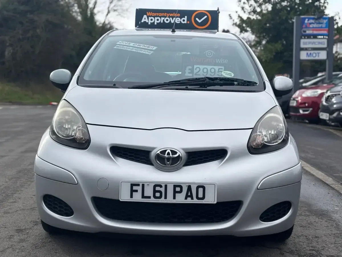 Usado Toyota Aygo 68 CV (50 kW) 2011 Plateado Utilitario