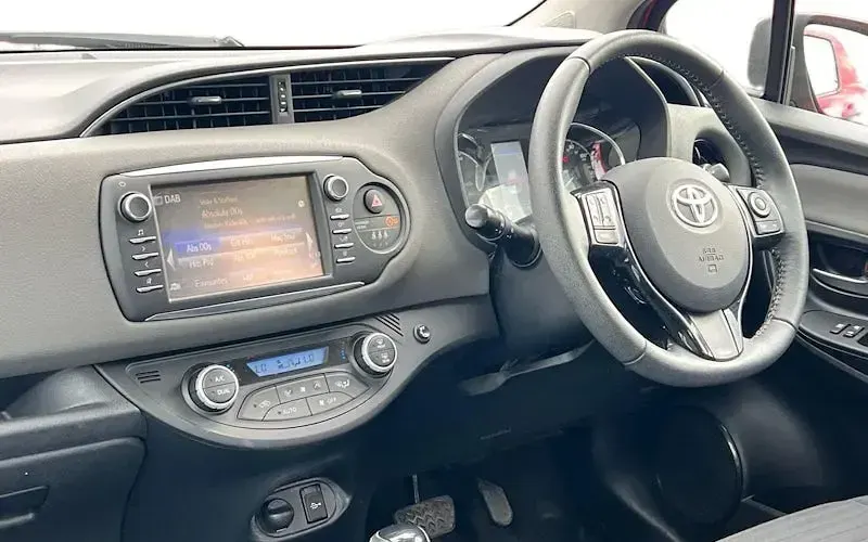 Usata Toyota Yaris Hybrid 101 CV (74 kW) 2019 Rosso Utilitaria