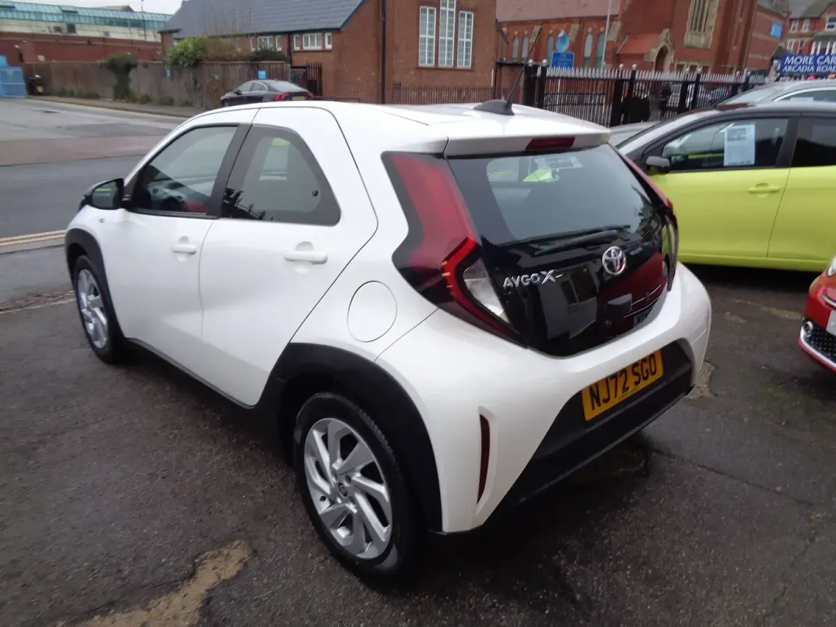 Used Toyota Aygo X PURE 72 HP (52 kW) 2022 White SUV