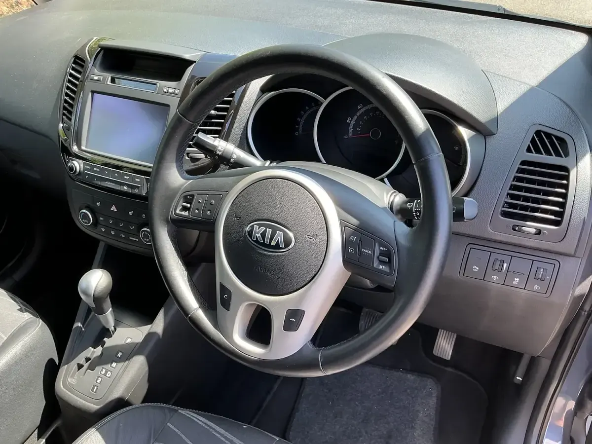 Used Kia Venga 125 HP (91 kW) 2015 Blue Hatchback