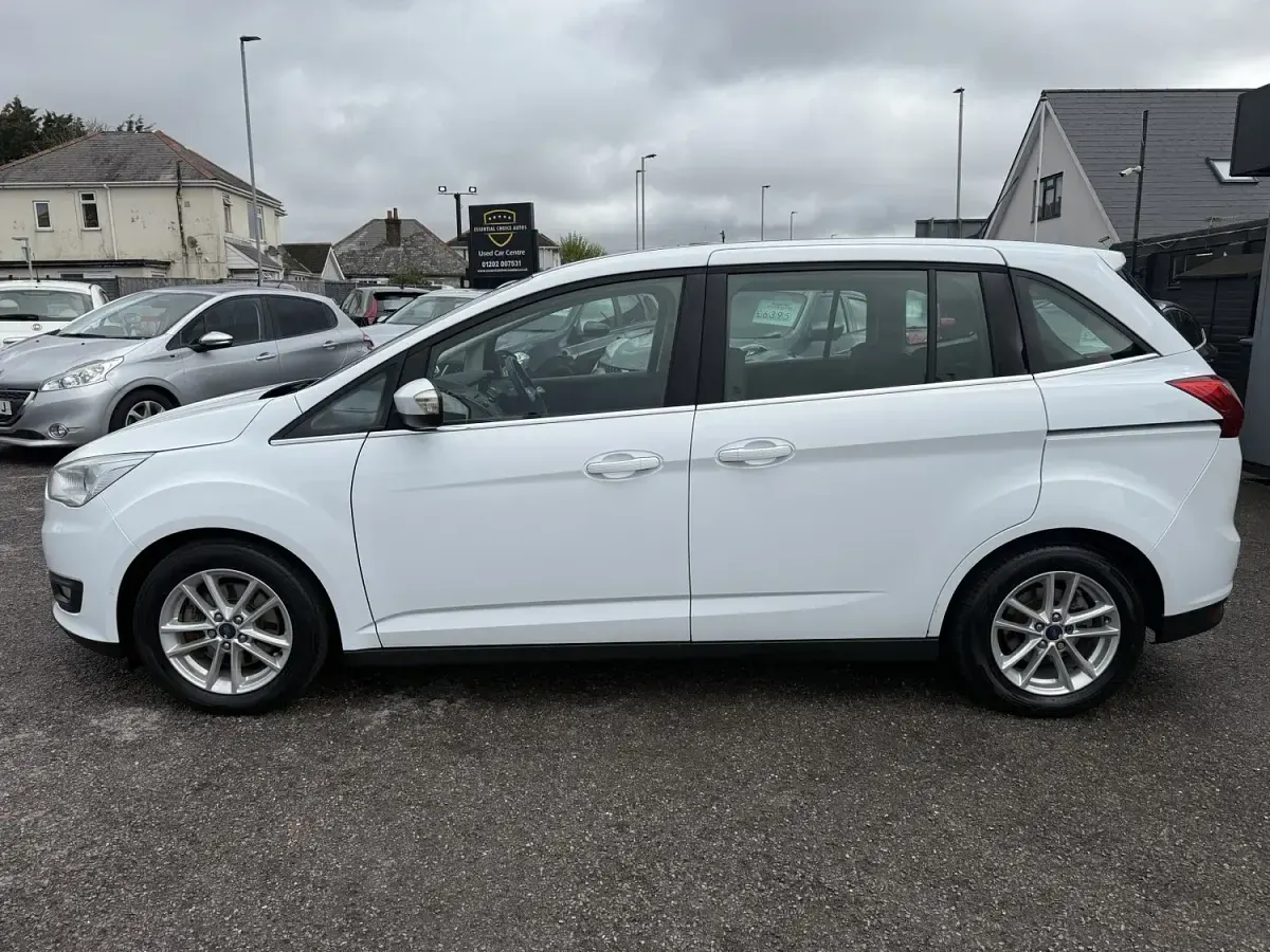 Used Ford Grand C-Max Zetec 120 HP (88 kW) 2015 White MPV